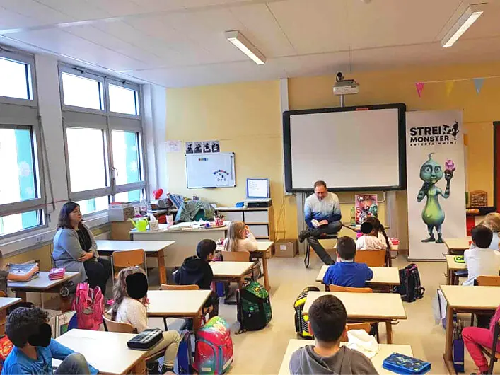 Vorlesen an Berliner Schulen Bild 2 Der Autor liest in einer Schulklasse aus dem Streitmonster Buch vor. Bild 2