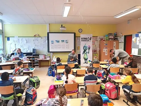 Vorlesen an Berliner Schulen Der Autor liest in einer Schulklasse aus dem Streitmonster Buch vor.